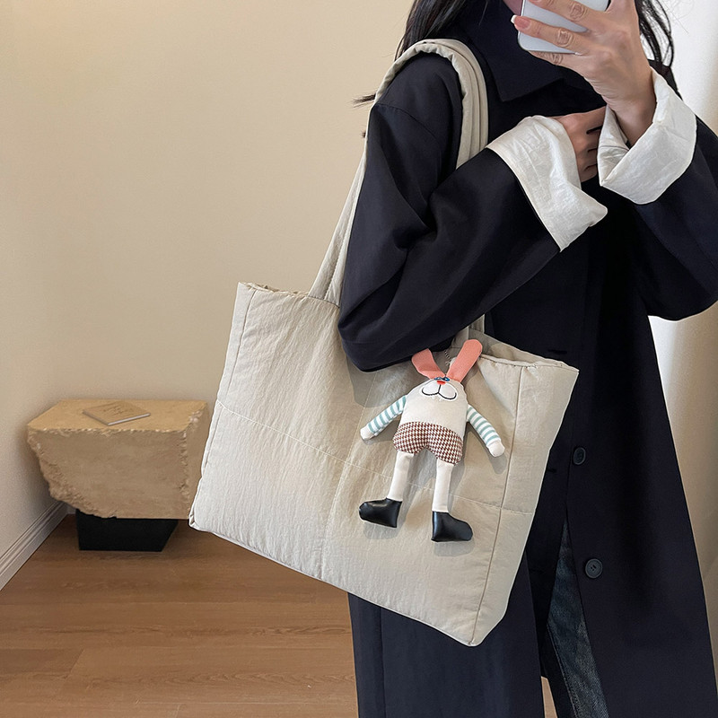 Ženske ručne torbe za prijenosna računala Jednobojne zimske pufer torbe Velikog kapaciteta Torba za jedno rame s privjeskom za party putovanja posao