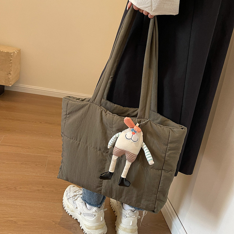 Ženske ručne torbe za prijenosna računala Jednobojne zimske pufer torbe Velikog kapaciteta Torba za jedno rame s privjeskom za party putovanja posao