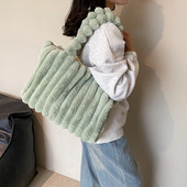 Ženska torba od mekanog pliša Elegantna torba na rame Zimska jednobojna velika plisirana ženska putna torba Ženska pahuljasta torba za kupovinu