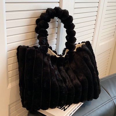 Ženska torba od mekanog pliša Elegantna torba na rame Zimska jednobojna velika plisirana ženska putna torba Ženska pahuljasta torba za kupovinu