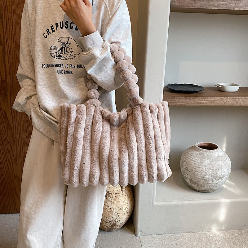 Ženska torba od mekanog pliša Elegantna torba na rame Zimska jednobojna velika plisirana ženska putna torba Ženska pahuljasta torba za kupovinu