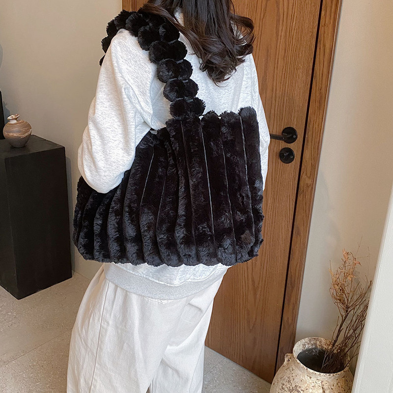 Ženska torba od mekanog pliša Elegantna torba na rame Zimska jednobojna velika plisirana ženska putna torba Ženska pahuljasta torba za kupovinu