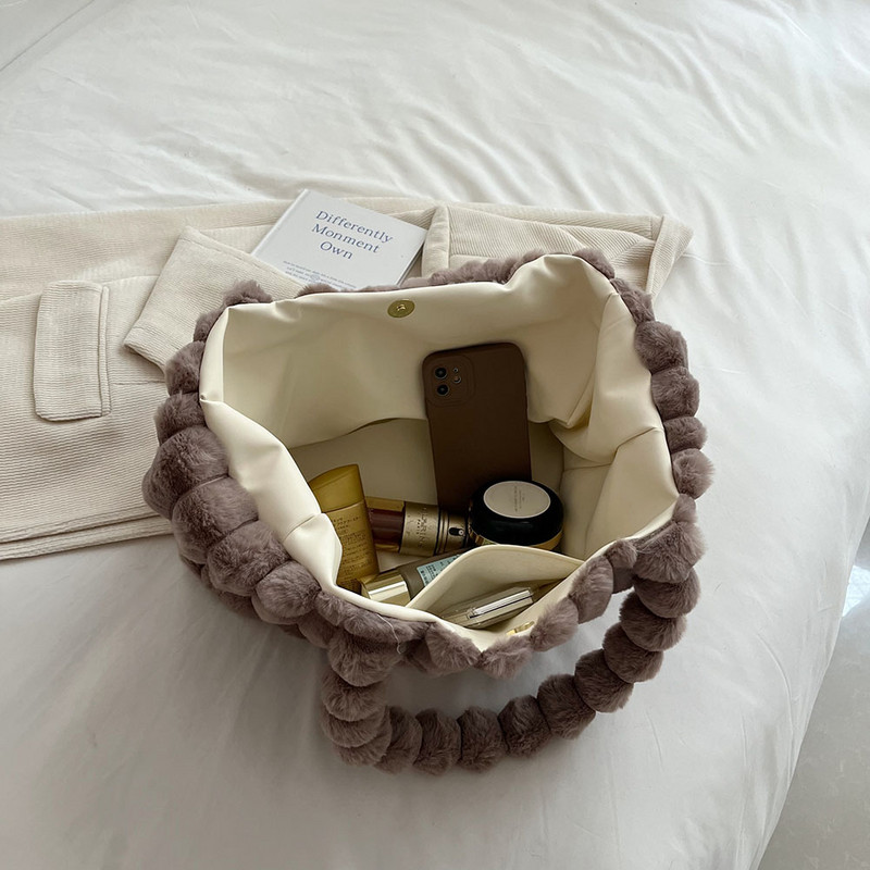 Ženska torba od mekanog pliša Elegantna torba na rame Zimska jednobojna velika plisirana ženska putna torba Ženska pahuljasta torba za kupovinu