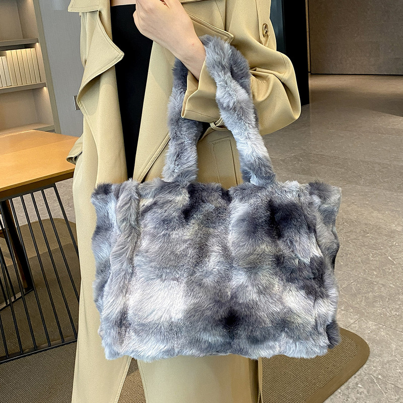 Női Bolyhos bevásárlótáska Téli Puha Bolyhos Hónaljtáska Nagy kapacitású plüss felső fogantyús táska Női nyakkendőfestékes szabadidős kézitáskák