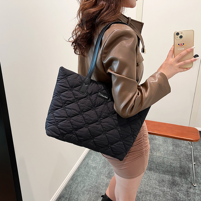 Geantă de tote matlasată cu diamante pentru femei Geantă de umăr căptușită de mare capacitate Geantă de tote pufoasă ușoară Geantă de ghiozdan moale Geantă pentru întâlniri de iarnă