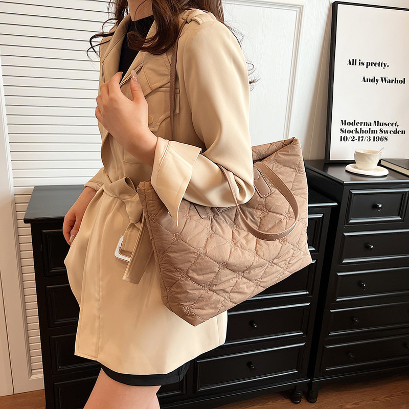 Geantă de tote matlasată cu diamante pentru femei Geantă de umăr căptușită de mare capacitate Geantă de tote pufoasă ușoară Geantă de ghiozdan moale Geantă pentru întâlniri de iarnă