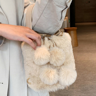 Γυναικεία βελούδινη τσάντα χιαστί με πομ πομ ασαφή τσάντα ώμου Τσάντα με κορδόνια συμπαγής τσάντα hobo αφράτη βελούδινη τσάντα με επάνω λαβή