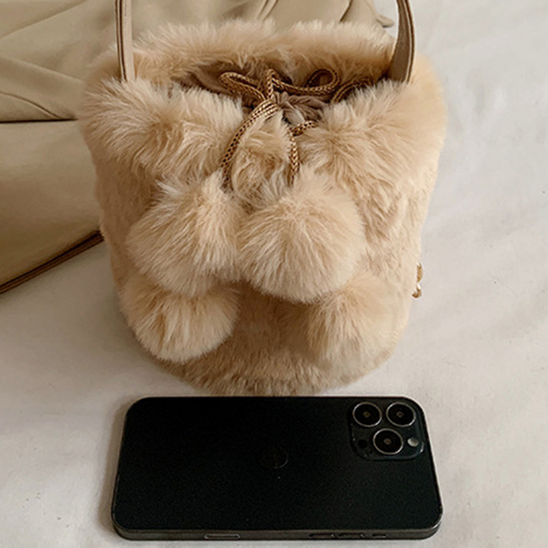 Γυναικεία βελούδινη τσάντα χιαστί με πομ πομ ασαφή τσάντα ώμου Τσάντα με κορδόνια συμπαγής τσάντα hobo αφράτη βελούδινη τσάντα με επάνω λαβή