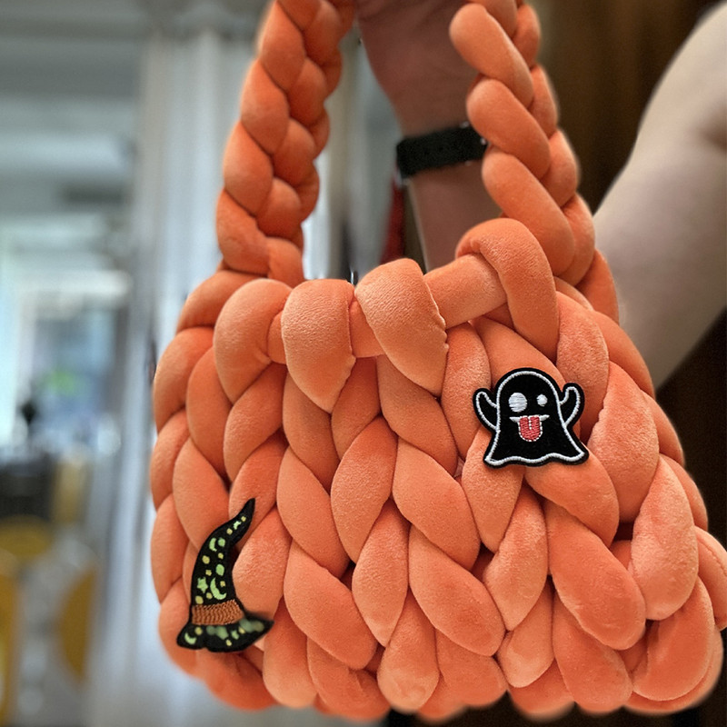 2023. gada sieviešu kupla, adīta maza rokassomiņa, doba, savīta, austa rokassomiņa Helovīna tendences karikatūra, mīksta somiņa padusēs ar īsu rokturi