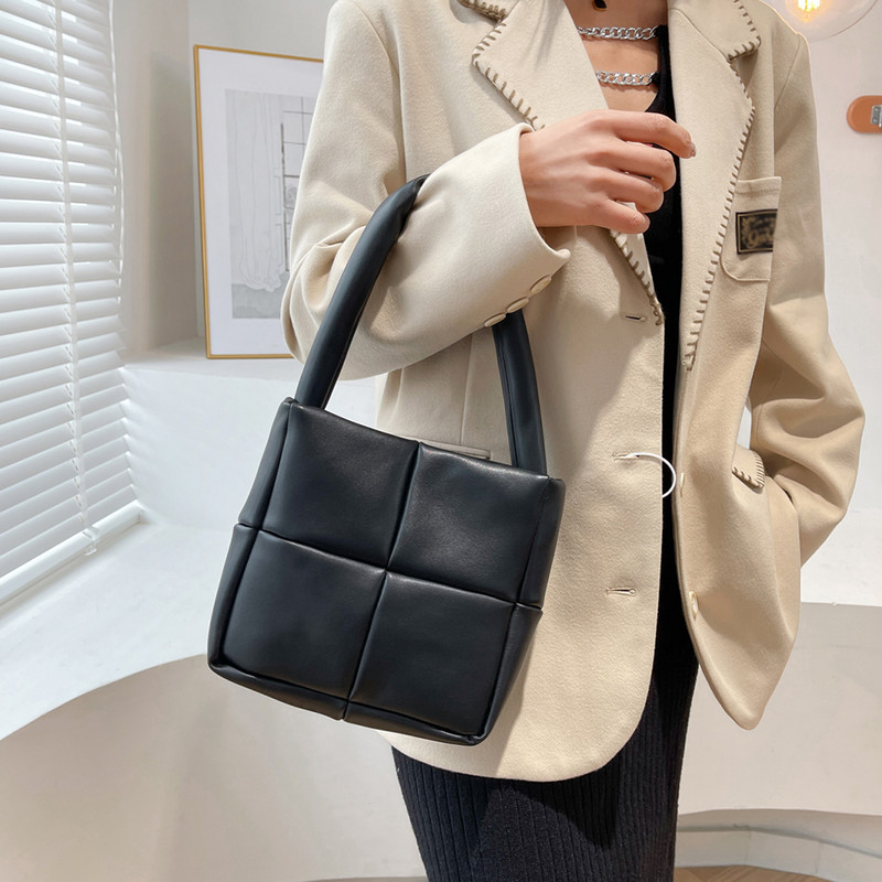 Νέα γυναικεία τσάντα ώμου μαξιλαριού, ελαφρύ φτερό με επένδυση κάτω από μασχάλη, τσάντα αλήτης μόδας Χειμερινή καπιτονέ τσάντα με φούσκα