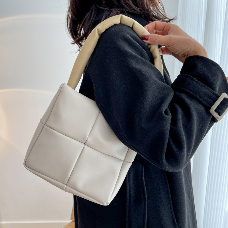 Νέα γυναικεία τσάντα ώμου μαξιλαριού, ελαφρύ φτερό με επένδυση κάτω από μασχάλη, τσάντα αλήτης μόδας Χειμερινή καπιτονέ τσάντα με φούσκα