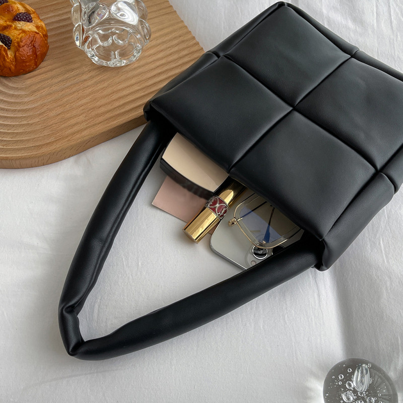 Νέα γυναικεία τσάντα ώμου μαξιλαριού, ελαφρύ φτερό με επένδυση κάτω από μασχάλη, τσάντα αλήτης μόδας Χειμερινή καπιτονέ τσάντα με φούσκα