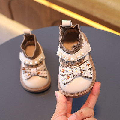 2023 Νέες φθινοπωρινές μπότες κάλτσας για βρέφη για κοριτσάκια με μαργαριταρένιο φιόγκο Γλυκό χαριτωμένο παιδικό περιστασιακό πλεκτό κοντό μποτάκι για νήπια Pu δερμάτινα παπούτσια