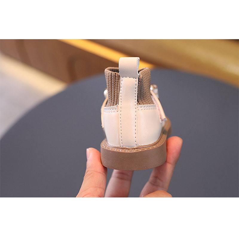 2023 Νέες φθινοπωρινές μπότες κάλτσας για βρέφη για κοριτσάκια με μαργαριταρένιο φιόγκο Γλυκό χαριτωμένο παιδικό περιστασιακό πλεκτό κοντό μποτάκι για νήπια Pu δερμάτινα παπούτσια