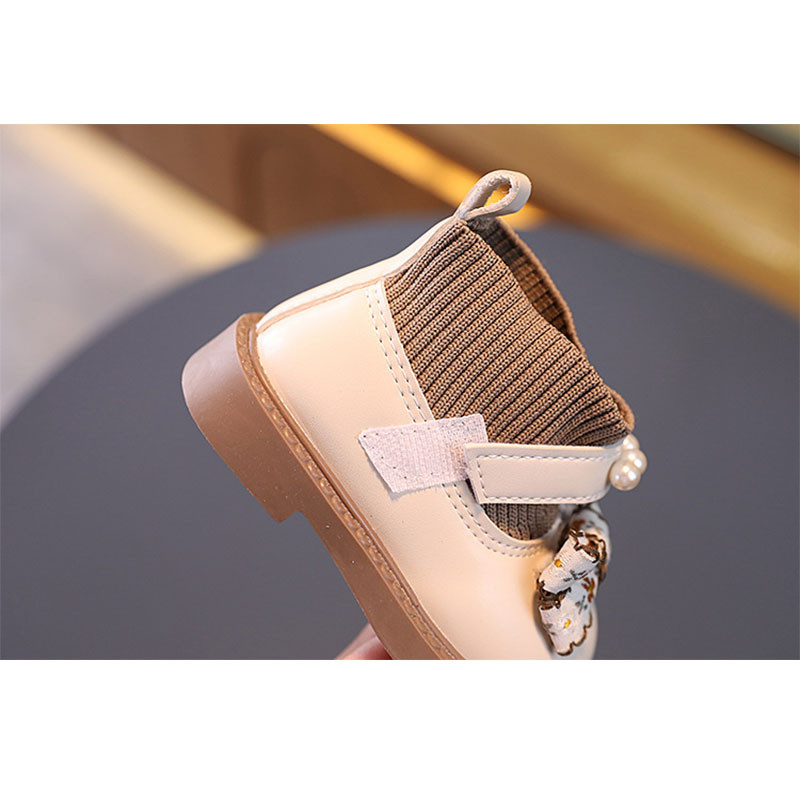 2023 Νέες φθινοπωρινές μπότες κάλτσας για βρέφη για κοριτσάκια με μαργαριταρένιο φιόγκο Γλυκό χαριτωμένο παιδικό περιστασιακό πλεκτό κοντό μποτάκι για νήπια Pu δερμάτινα παπούτσια