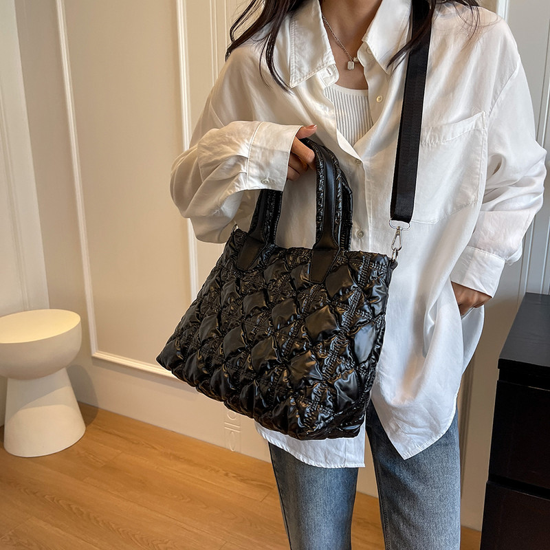 Γυναικεία καπιτονέ με επένδυση από νάιλον επάνω λαβή Διαστημική τσάντα σχεδιαστής τσάντα ταξιδιού μεγάλης χωρητικότητας Γυναικεία τσάντα ώμου με επένδυση με πούπουλα