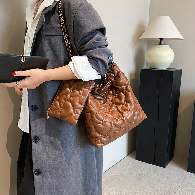 Geantă de mână matlasată cu inimă pentru femei Geantă de mână versatilă, moale, de mare capacitate, cu o poșetă asortată