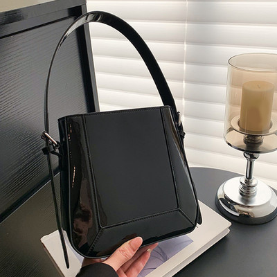 Ženska sjajna torba preko ramena za 2023. Luksuzna dizajnerska PU torba ispod pazuha Torba velikog kapaciteta Jednostavna ženska putnička torba