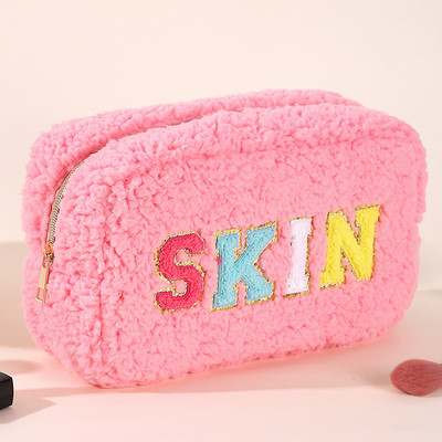 Τσάντα μακιγιάζ Chenille Letter Fuzzy με μπαλώματα Chenille Letter Λούτρινη τσάντα περιποίησης ταξιδιού για αξεσουάρ καλλωπισμού Βούρτσες