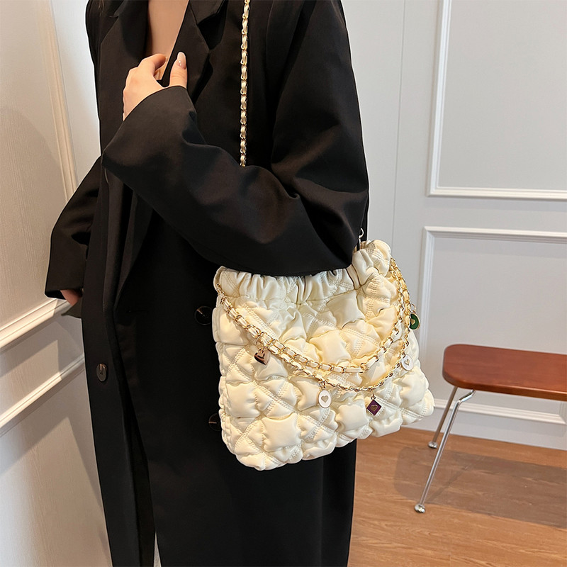 Luksuslikud ketiga käekotid naistele Tepitud plisseeritud PU suure mahutavusega kandekott Käekott Uus Korea mood, nööriga nööriga kott