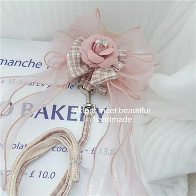 Ins New Pet Dog Traction κοστούμι Λουλούδια Φιόγκος Στήθος Πλάτη Σχοινί έλξης Γάτα Σχοινί Μόδα Πολυτελή Προηγμένα Λουλούδια Ρούχα Σκύλος Περπάτημα