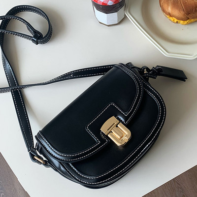 Dámska kožená sedlová taška s nastaviteľným popruhom, retro crossbody taška, všestranná vintage tote taška s kovovou sponou, dámska ležérna kabelka