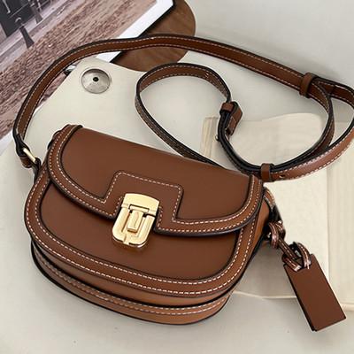 Dámska kožená sedlová taška s nastaviteľným popruhom, retro crossbody taška, všestranná vintage tote taška s kovovou sponou, dámska ležérna kabelka