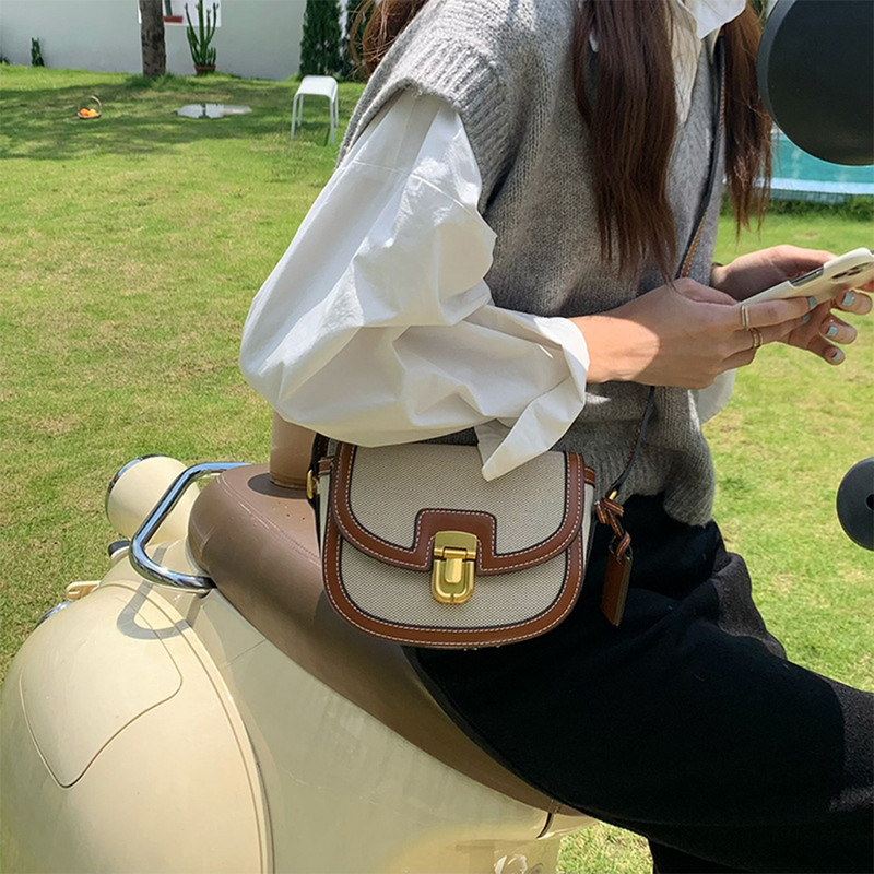 Dámska kožená sedlová taška s nastaviteľným popruhom, retro crossbody taška, všestranná vintage tote taška s kovovou sponou, dámska ležérna kabelka