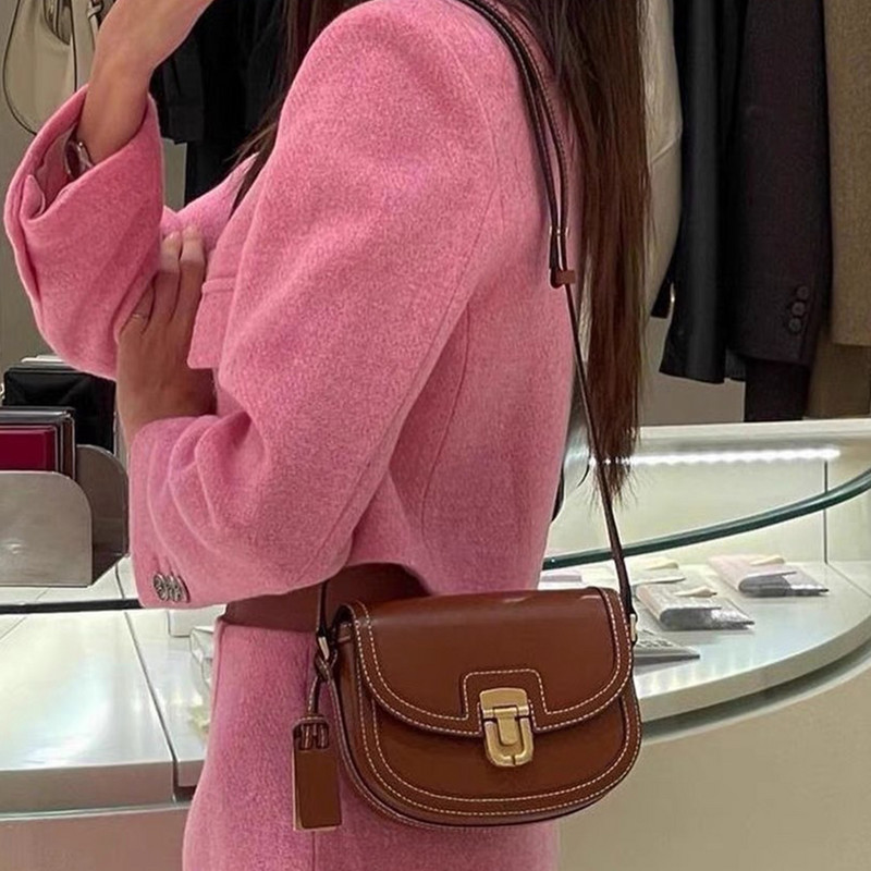 Dámska kožená sedlová taška s nastaviteľným popruhom, retro crossbody taška, všestranná vintage tote taška s kovovou sponou, dámska ležérna kabelka