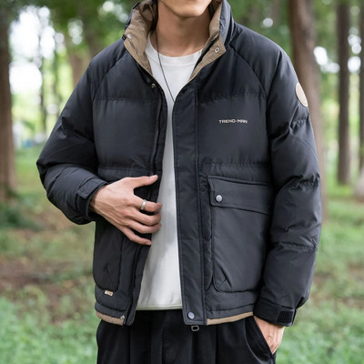 Jachetă de puf pentru bărbați la modă, guler în picioare, haine scurte mozabile, iarna 2023 în stil coreean, îmbrăcăminte exterioară îngroșată și caldă.