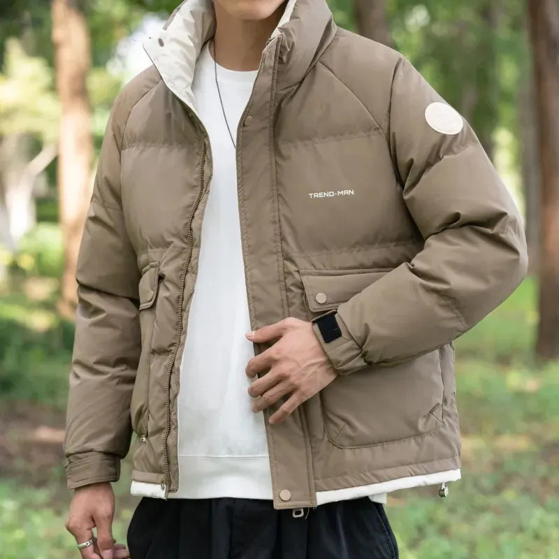 Jachetă de puf pentru bărbați la modă, guler în picioare, haine scurte mozabile, iarna 2023 în stil coreean, îmbrăcăminte exterioară îngroșată și caldă.