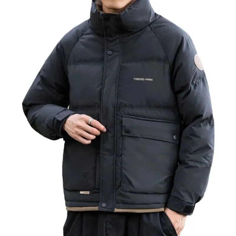 Jachetă de puf pentru bărbați la modă, guler în picioare, haine scurte mozabile, iarna 2023 în stil coreean, îmbrăcăminte exterioară îngroșată și caldă.