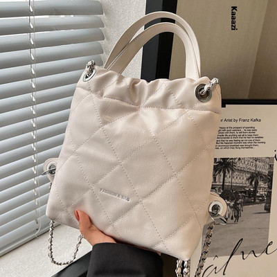 Ευέλικτο σακίδιο πλάτης με αλυσίδα 2023 Καλοκαίρι Νέα μόδα πολυτελής τσάντα σχεδιαστή υψηλής ποιότητας casual γυναικεία δερμάτινη τσάντα ώμου Pu