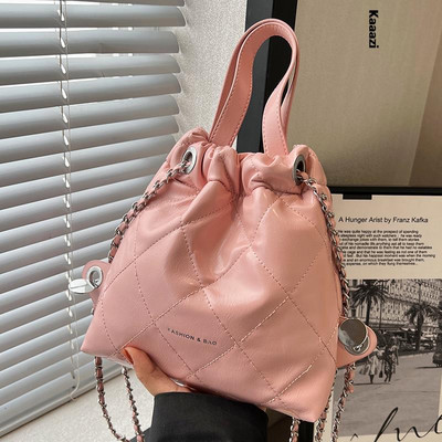 Ευέλικτο σακίδιο πλάτης με αλυσίδα 2023 Καλοκαίρι Νέα μόδα πολυτελής τσάντα σχεδιαστή υψηλής ποιότητας casual γυναικεία δερμάτινη τσάντα ώμου Pu