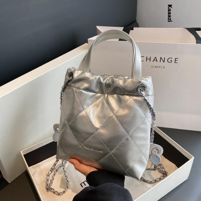 Ευέλικτο σακίδιο πλάτης με αλυσίδα 2023 Καλοκαίρι Νέα μόδα πολυτελής τσάντα σχεδιαστή υψηλής ποιότητας casual γυναικεία δερμάτινη τσάντα ώμου Pu