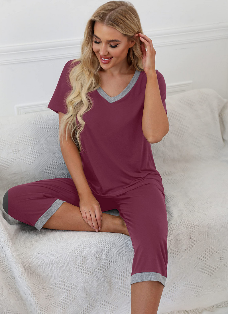 Naiste suvine pidžaamakomplekt lühikeste varrukatega V-kaelusega T-särk + Capri püksid magamisriided kodurõivad kontrastvärvi/lilledega/leopardi salongiülikonnad