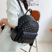 Punk-rocki stiilis neetdekooriga must naiste nahast seljakott, väike lukuga teismeliste tüdrukute kooli seljakotid naistele 2023. aasta trend