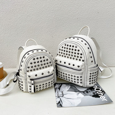 Punk-rocki stiilis neetdekooriga must naiste nahast seljakott, väike lukuga teismeliste tüdrukute kooli seljakotid naistele 2023. aasta trend