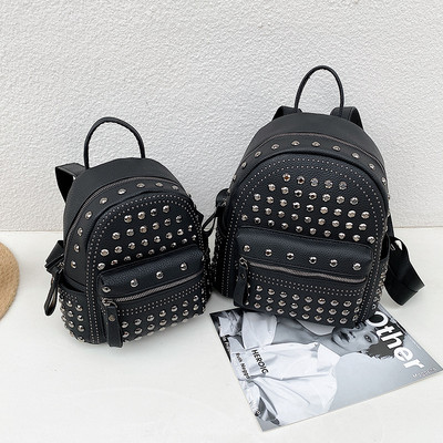 Punk-rocki stiilis neetdekooriga must naiste nahast seljakott, väike lukuga teismeliste tüdrukute kooli seljakotid naistele 2023. aasta trend