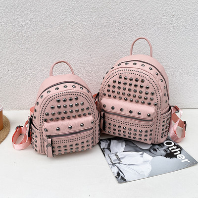 Punk-rocki stiilis neetdekooriga must naiste nahast seljakott, väike lukuga teismeliste tüdrukute kooli seljakotid naistele 2023. aasta trend