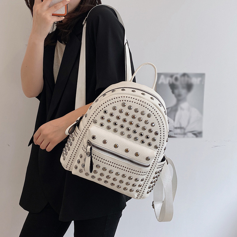 Punk-rocki stiilis neetdekooriga must naiste nahast seljakott, väike lukuga teismeliste tüdrukute kooli seljakotid naistele 2023. aasta trend