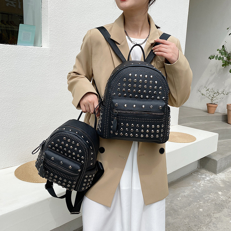 Punk-rocki stiilis neetdekooriga must naiste nahast seljakott, väike lukuga teismeliste tüdrukute kooli seljakotid naistele 2023. aasta trend