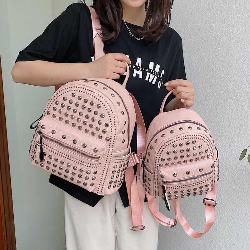 Punk-rocki stiilis neetdekooriga must naiste nahast seljakott, väike lukuga teismeliste tüdrukute kooli seljakotid naistele 2023. aasta trend