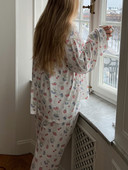 Set de pijamale cu imprimeu floral pentru femei, cu top cu mâneci scurte și pantaloni capri - îmbrăcăminte confortabilă pentru o seară relaxantă