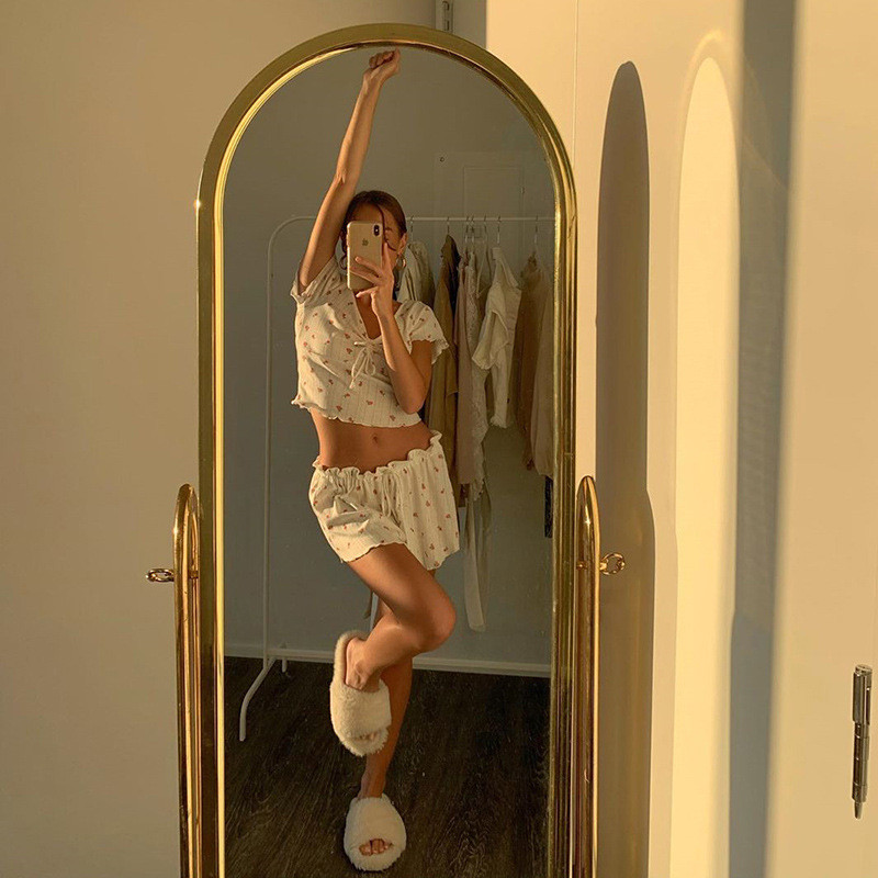 Nyári női szálkás, virágos pizsamagarnitúrák. Vékony női virágos pizsama hálóing pizsamaöltöny. Otthoni alvási nappali ruházat