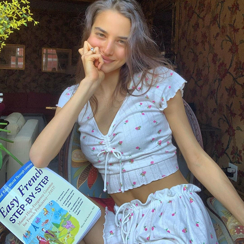 Nyári női szálkás, virágos pizsamagarnitúrák. Vékony női virágos pizsama hálóing pizsamaöltöny. Otthoni alvási nappali ruházat