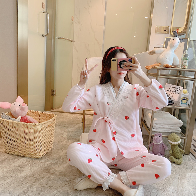 Magusate mustritega trükitud pikkade varrukatega pitsist lapitehnika. Imetamiskardiganid+püksid, kaheosaline rasedate pidžaamakomplekt, talvised magamisriided