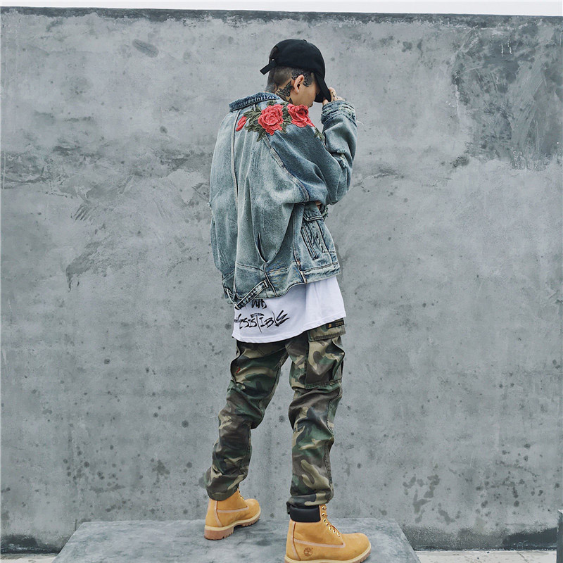 Ανοιξιάτικα νέα ανδρικά ρούχα τζιν μπουφάν 3D ροζ λουλούδι κέντημα Vintage παλτό ξεφτισμένο με τρύπα High Street Hip Hop Outerwear