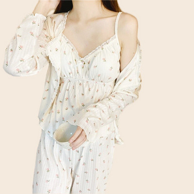 Seksi komplet simpatične sigurne pidžame s cvijetom - ženski trodijelni ogrtač s punim rukavima, grudnjak, prsluk i hlače u modnoj kućnoj odjeći