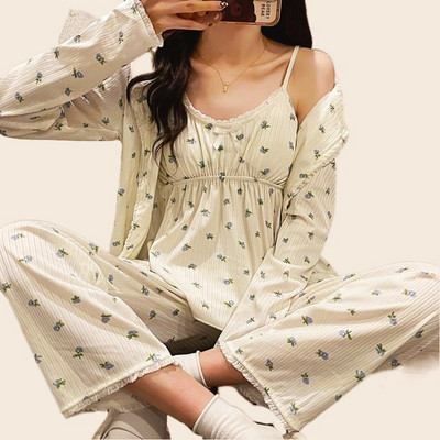 Seksi komplet simpatične sigurne pidžame s cvijetom - ženski trodijelni ogrtač s punim rukavima, grudnjak, prsluk i hlače u modnoj kućnoj odjeći